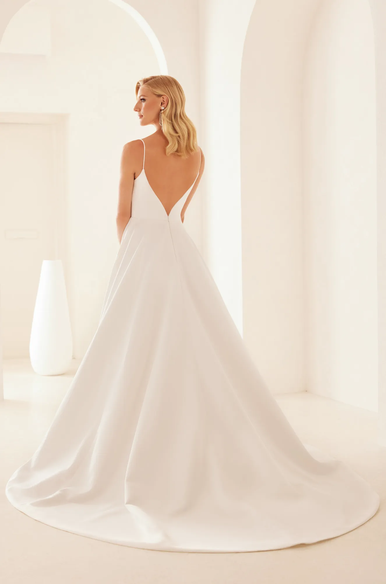 MACO/WePromised. TOUR 2022フーディ/ベージュ/ L Style M2552– Crepe Wedding Gown with Detachable Overskirt