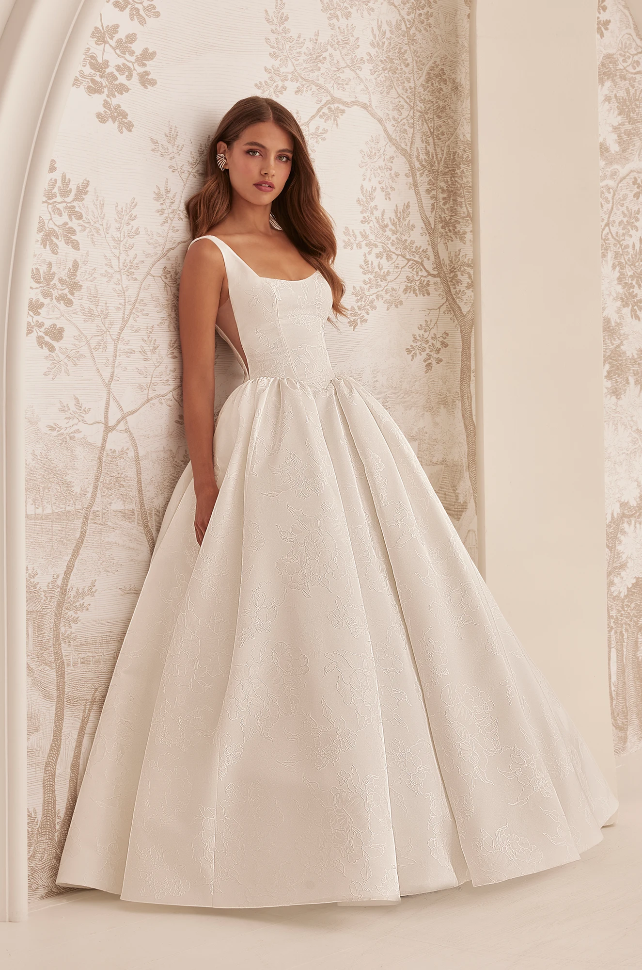 M2531 | Square Scoop Neckline Ballgown Wedding Dress